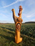 Veverka se sovou v dutině. Materiál bříza. Socha je určená na ven, ale pod přístřešek. Cena 8.000,-Kč. Výška 194cm.
