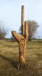 Rozcestník . Materiál smrk. Nátěr- tenkovrstvá lazura.. Je možné umístit do horní části kmene informační cedule, popřípadě směrové šipky. Na další fotce je ukázka takové mé cedule. V případě Vašeho zájmu mohu zhotovit šipky nebo nápis. Cena bez cedule je 7.000,-Kč